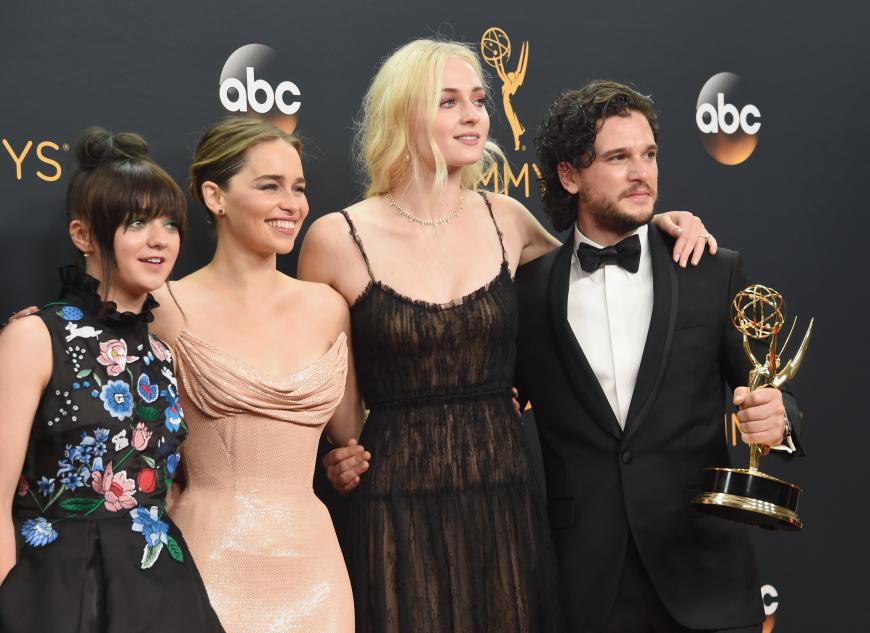 ... denn beide Künstler sind super erfolgreich. Durch „Game of Thrones“ hatte Sophie Turner ihren großen Durchbruch und war auch in dem Blockbuster „X-Men“ zu sehen. Er feiert mit seiner Band „DNCE“ Erfolge und sitzt außerdem in der Jury von „The Voice Australia“.