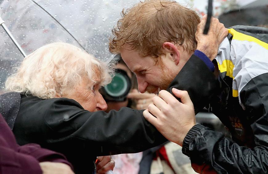 Bei Wind und Wetter: Daphne ließ es sich nicht nehmen, Prinz Harry zu treffen.