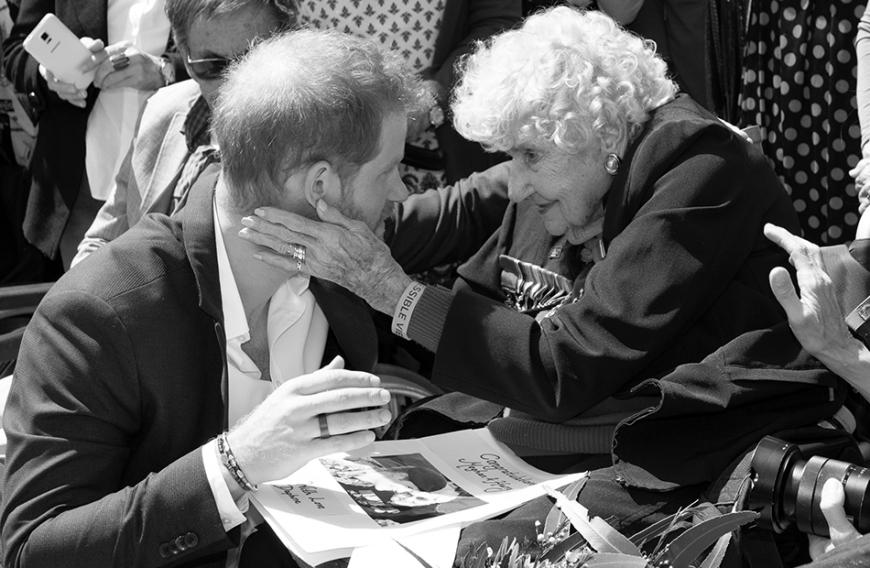 Daphne Dunne war der größte Fan von Prinz Harry. Nun verstarb die Australierin mit 99 Jahren. Das Verhältnis zwischen Harry und der alten Dame war ein ganz besonderes, beinahe familiär – wie Enkel und Großmutter. Daphne tätschelte dem Rotschopf immer liebevoll das Gesicht, er nahm ihre Hände. Am Ende drückte die sympathische Rentnerin ihm sogar ab und zu ein Küsschen auf die Wange. Im Oktober 2018 stellte Harry ihr sogar bei einem Besuch in Sydney seine Meghan vor. Wie süß! Laut