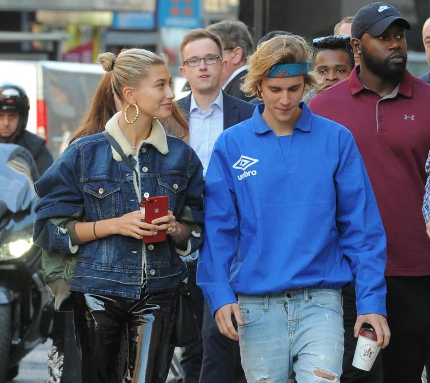 Der Sänger postete ein Ultraschallbild sowie einige Fotos, die Ehefrau Hailey scheinbar mit Babybauch beim Arzt zeigen.