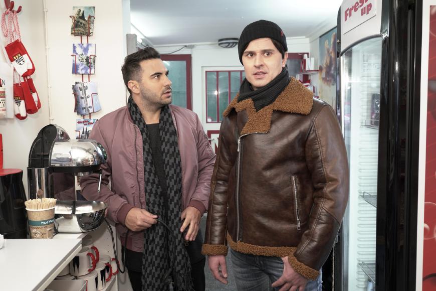 Milos Vukovic kann wohl einfach nicht ohne „Unter Uns“. Im Dezember 2018 war der Schauspieler nach 18 Jahren zum vorerst letzten Mal als Paco Weigel (r.) bei der RTL-Soap zu sehen. Doch seine Sehnsucht war offensichtlich zu groß, denn schon nach vier Monaten kehrt er wieder zurück.