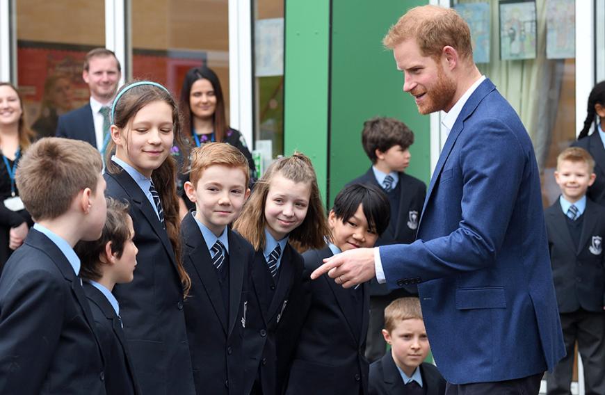 Harry hat eine besondere Verbindung zu Kindern. Er zeigt sich ihnen gegenüber respektvoll, gutmütig und unterstützend.