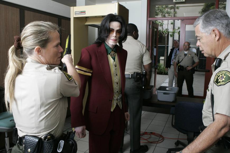 Am 20. November 2003 wurde Michael Jackson wegen des Verdachts des Kindesmissbrauchs verhaftet. Gegen eine Kaution in Höhe von drei Millionen Dollar kam er wieder frei und wurde 2005 freigesprochen.