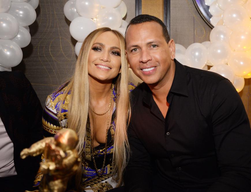 Am 9. März 2019 ging A-Rod vor seiner JLo auf die Knie und bat um ihre Hand an. Trotz all der Fremdgeh-Vorwürfe der letzten Wochen scheinen die beiden ein glückliches Liebespaar zu sein.