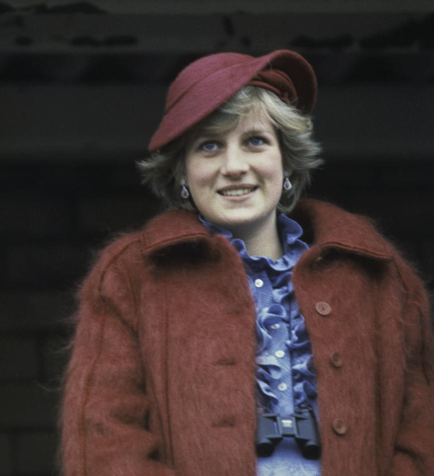 Sogar in einem Brief hielt Prinzessin Diana zu Lebzeiten den Wunsch fest, dass ihr Schmuck an ihre Söhne weitergegeben werden soll, damit deren Frauen ihn weiterhin tragen dürfen.