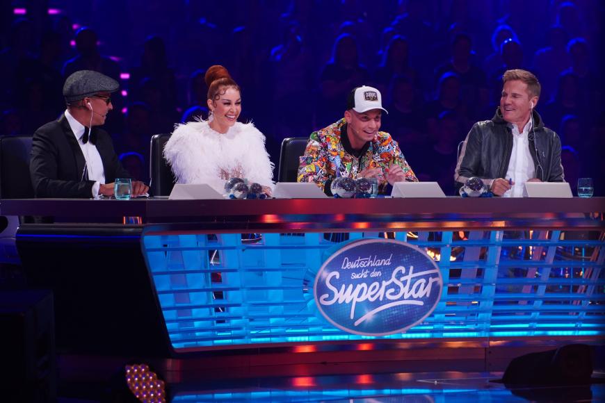 Auch in dieser Staffel ist sich die DSDS-Jury um (v.l.) Xavier Naidoo, Oana Nechiti, Pietro Lombardi und Pop-Titan Dieter Bohlen nicht immer ganz einig. Bereits in der ersten Live-Show kam es zu Meinungsverschiedenheiten zwischen Oana und Dieter.