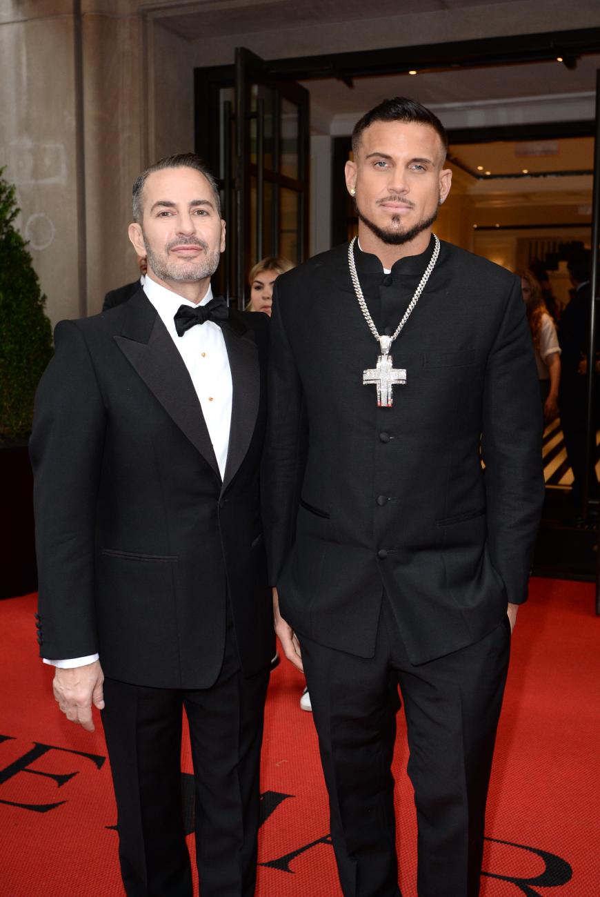 Bereits seit letztem Jahr ist der 55-Jährige mit Model Charly Defrancesco glücklich verlobt.