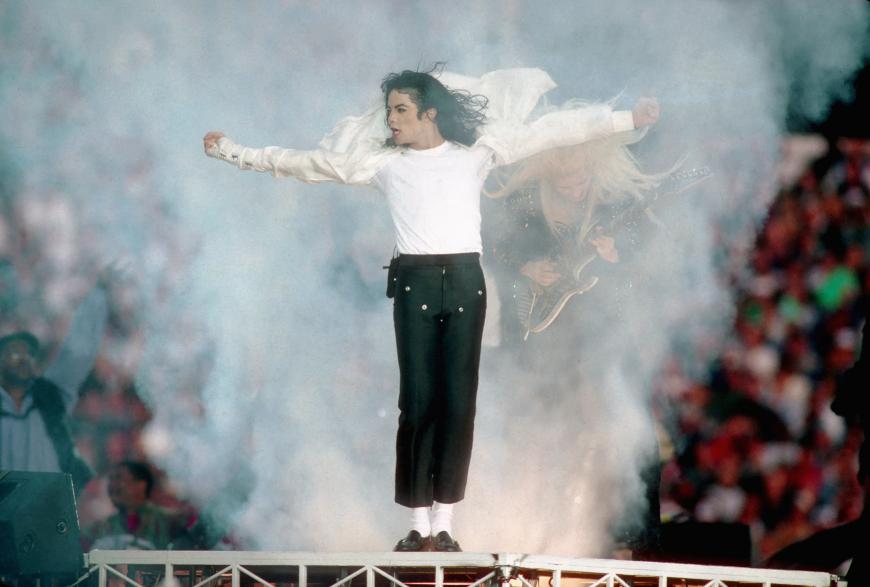 Für Pocher sei der Umgang mit Michael Jackson inzwischen sehr schwierig. Er selbst habe den Künstler live gesehen und ihn herausragend gefunden.