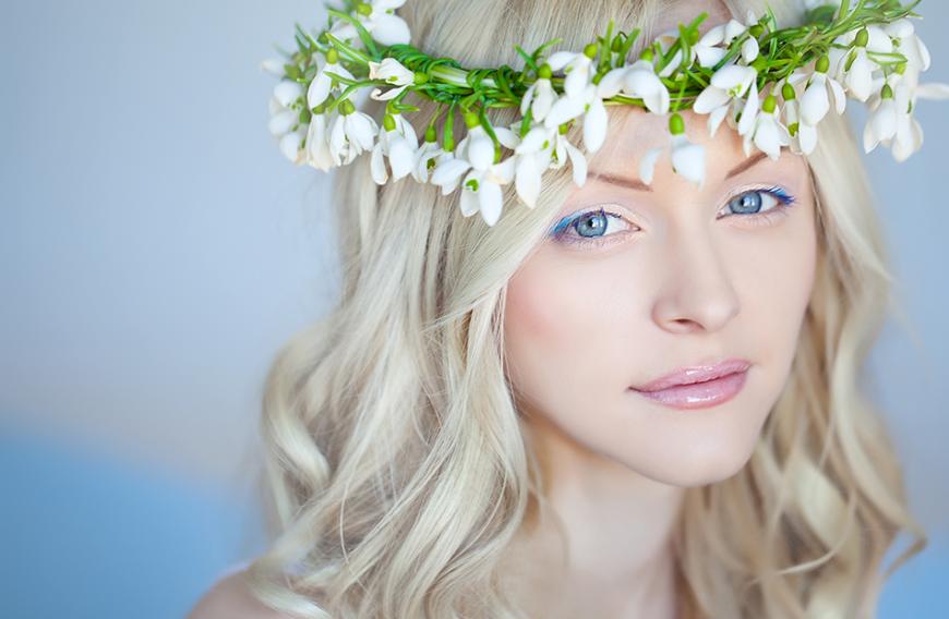 Farbige Wimpern sind ebenfalls ein Hingucker. Besonders hübsch sieht blauer Mascara bei blauen Augen aus.