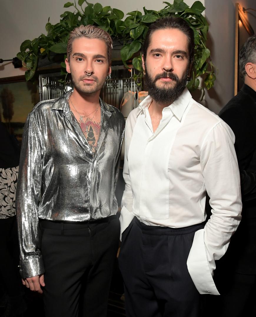 Bill Kaulitz plant gerade fieberhaft den Junggesellenabschied von seinem Zwillingsbruder. Auch an den Hochzeitsvorbereitungen ist er beteiligt. Er schwärmt: „Glücklicher könnte er (Tom, Anm. d. Red.) nicht sein. Das färbt natürlich auch auf mich ab. Ist natürlich klar, wenn mein Zwillingsbruder so happy ist und heiratet, ist das natürlich für mich genauso schön.“