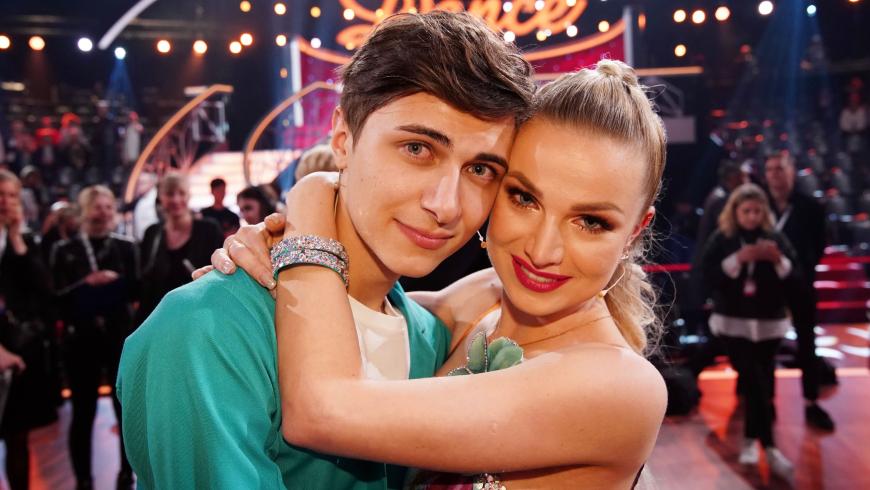 Lukas Rieger und Katja Kulugina haben Tränen in den Augen. Der Rausschmiss hat sie eiskalt erwischt.