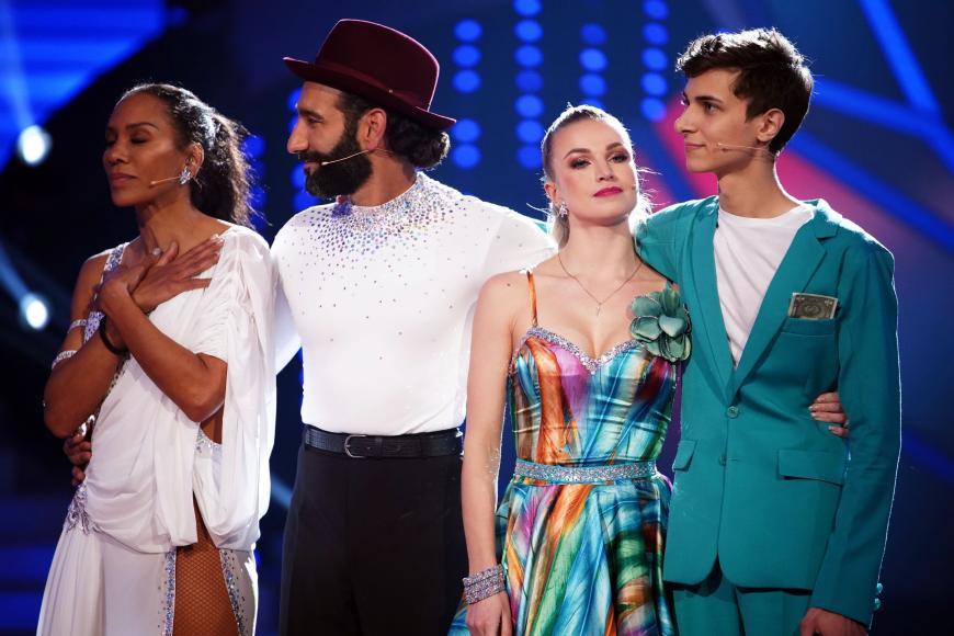 Am Ende der 3. Mottoshow mussten auch Barbara Becker und Massimo Sinato zittern, sie schafften es aber in die nächste Rude. Der YouTube-Star hat nur noch die Chance nachzurücken, falls sich ein Promi-Kanidat verletzt.