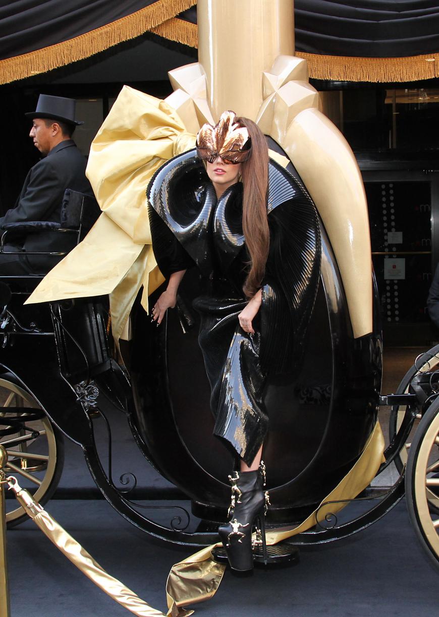 Da ist sie wieder! Lady Gaga wie sie leibt und lebt. Bei dem Launch ihres Parfums