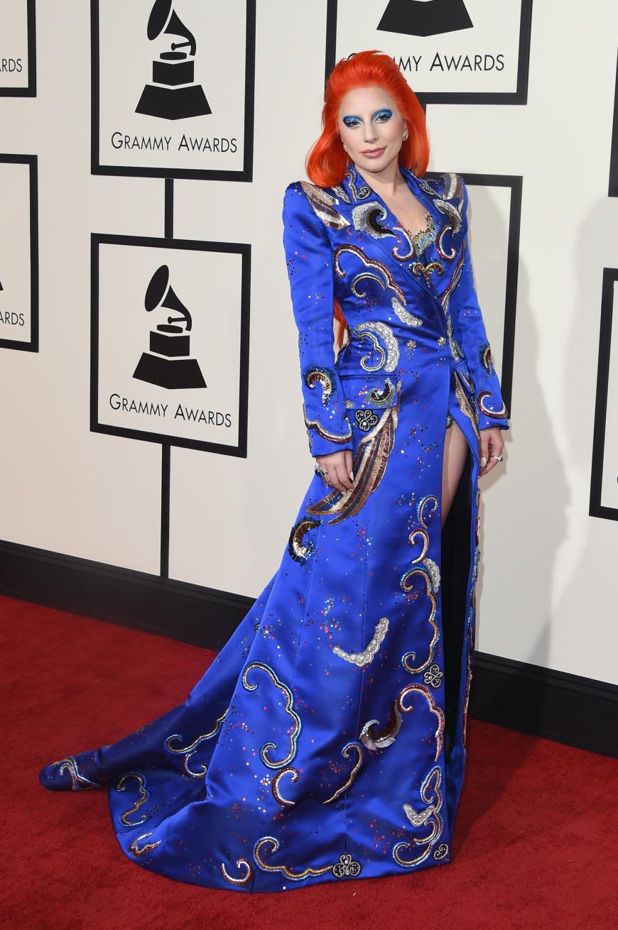 Typisch Gaga! Bei den 58. Grammy Awards posierte der Popstar in einem bunten Outfit. Mit diesen knalligen Farben zog Gaga alle Blicke auf sich.