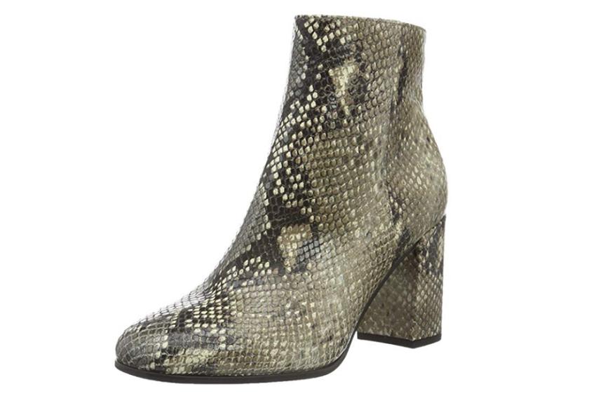 Die Karen Kurzschaft Stiefel der Schuhmanufaktur Kennel&Schmenger sind nicht nur bequem. Der Keilabsatz streckt auch optisch die Beine und der Schuh kann sich zu allen Jahreszeiten sehen lassen. Hier kannst du ihn ab ca. 120 Euro shoppen.