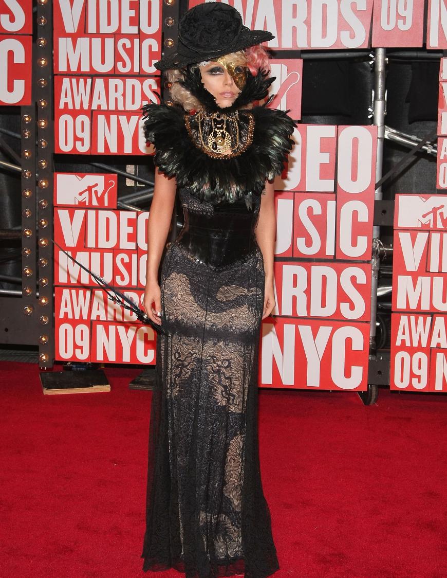 Mit diesem verrückten Vogel-Kleid besuchte die Sängerin im selben Jahr die MTV Music Awards und zog mit diesem crazy Look alle Blicke auf sich. Haben die Federn nicht im Gesicht gekitzelt?