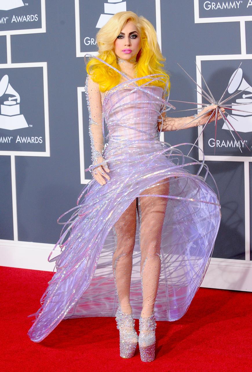 Von welchem Planeten kommt sie denn? Bei den 52. Grammy Awards im Jahr 2010 präsentierte sich die Sängerin damals mit einem außergewöhnlichen Glitzer-Kleid. Doch auch hier durfte der Kontrast nicht fehlen: Mit schrillen gelben Haaren stach Gaga mal wieder aus der Masse heraus.