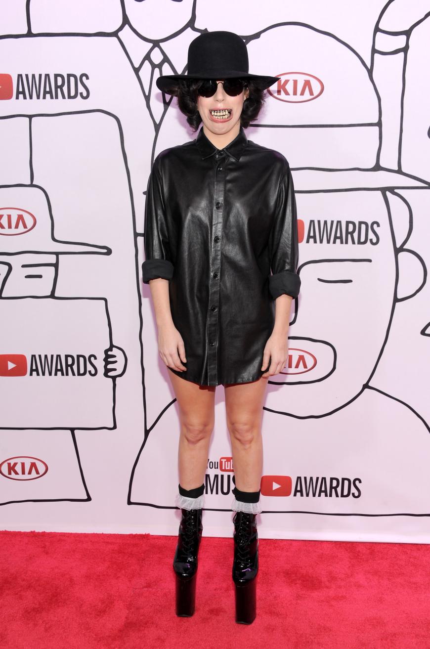 Lady Gaga, bist du es? Auf den Youtube Music Awards 2013 war die Sängerin gar nicht mehr wiederzuerkennen. Kurze Haare, großer Hut und falsche Zähne. Nur die himmelhohen High-Heels verraten, dass sich Gaga hinter diesem Look verbirgt.