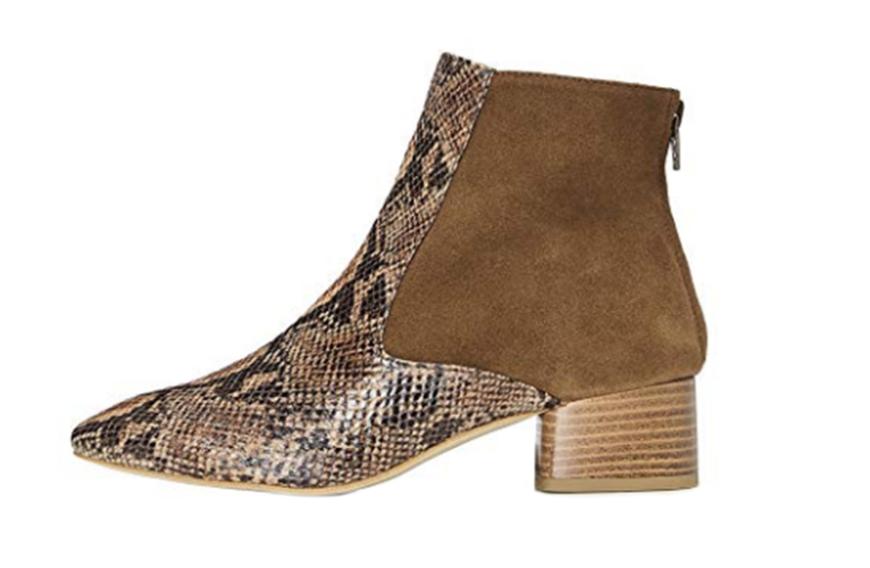 Diese schicken Ankle Boots aus Velours-Kunstleder von Find im Halb-Schlangen-Halb-Wildleder-Look eignen sich hervorragend für einen normalen Tag im Büro, können aber mit dem richtigen Outfit auch bei schickeren Anlässen glänzen. Ab 50 Euro kannst du die Schuhe hier shoppen.