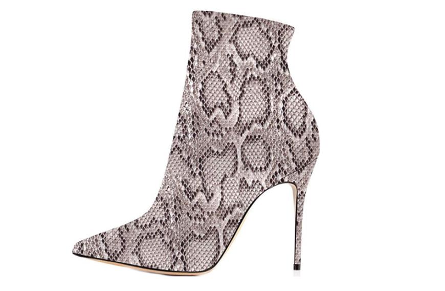 In diesen hohen Stiefeletten von elashe glänzt du auf jeder Party! Abends kannst du die schicken Schuhe mit einem kleinen Schwarzen kombinieren, tagsüber setzt du sie zum Beispiel mit einer lockeren Jeans im Boyfriend-Style perfekt in Szene. Hier kannst du sie ab ca. 50 Euro shoppen.