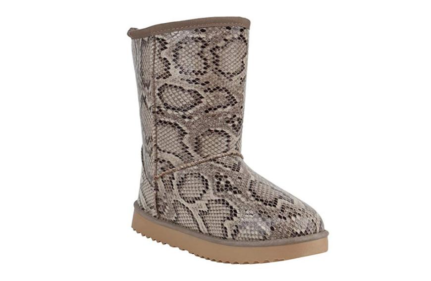 Wer schnell kalte Füße kriegt, sollte hier dringend zugreifen. Diese gefütterten Schlupfstiefel der Marke Stiefelparadies halten nicht nur warm, sie sind durch die Schlangenleder-Optik auch noch ein wahrer Hingucker. Hier bekommst du die Trend-Treter schon ab ca. 10 Euro.