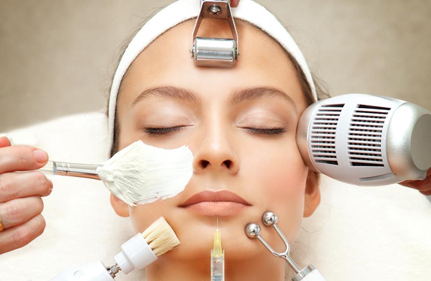 Pinseln, rollen oder doch massieren? Im Kampf gegen Falten tun wir Frauen einiges. Zum Glück gibt es nun aber eine tolle Behandlung: das Mikrostrom Facial!