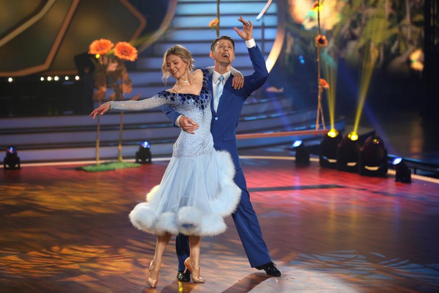 In der Show gehörten Ella und Valentin mal wieder zu den Favoriten und zeigten eine starke Performance. Erneut räumten sie die Höchstzahlen von den Juroren ab.