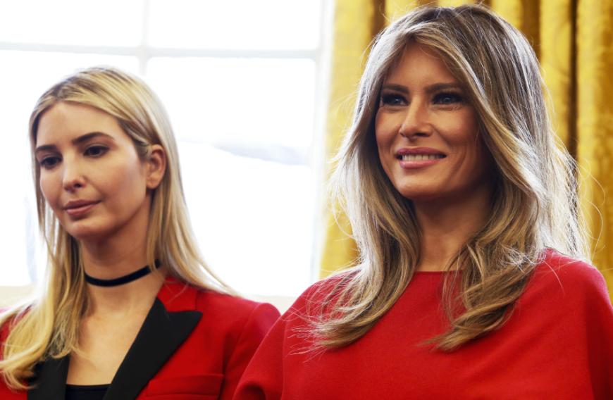 Sieht man sich die Fotos von Ivanka (l.) und Melania (r.) Trump an, erscheint das Verhältnis zwischen den zwei Frauen eher eisig.