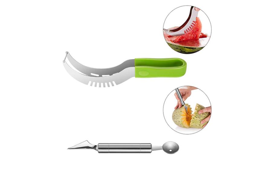 Wir lieben Melonen! Doch das Aufschneiden kann zur echten Sauerei werden. Vor allem beim Schneiden von Wassermelonen sieht die Küche ganz schön katastrophal aus. Es gibt aber ein tolles Gadget, womit das Schneiden von Melonen zum Kinderspiel wird. Von Newdora gibt es einen Melonen-Aufschneider inklusive Ausstecher und Zange. Hier bekommst du den genialen Küchenhelfer für circa 9 Euro.