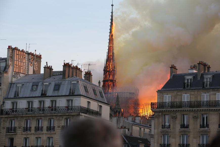 Paris steht unter Schock: Die weltberühmte Kathedrale Notre-Dame brennt lichterloh.