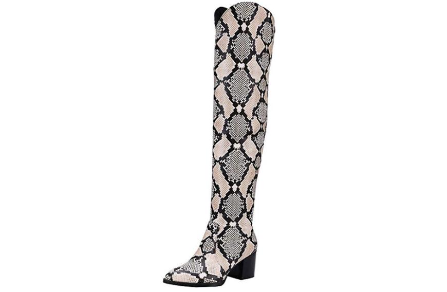 Die spitz zulaufenden Stiefel von YE sind etwas für mutige Frauen. Aber mit einem schlichten Outfit kombiniert, sind sie ein echter Blickfang, ohne übertrieben zu wirken. Sie liegen eng am Bein an und verlängern dieses so optisch. Hier kannst du die extravaganten Schuhe ab ca. 31 Euro shoppen.