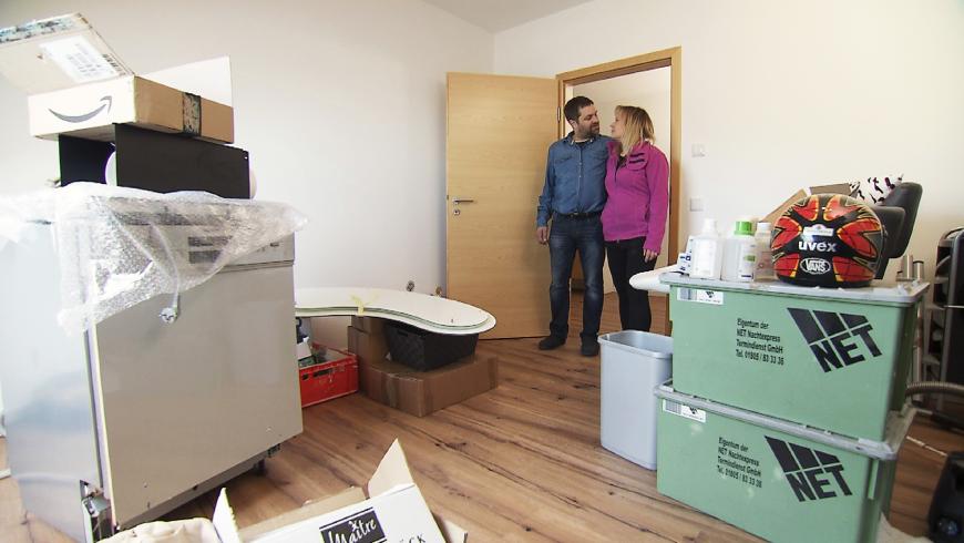 Da die Hochzeit in Bayern stattfindet, werden auch so einige typische Hochzeitsbräuche nicht fehlen. Steffi: „Ich habe mir ja einen Bayern ausgesucht und da möchte ich mich auch bayerisch überraschen lassen. Unsere Hochzeit fängt morgens um halb zehn mit einem Weißwurst-Frühstück an. Und dann gibt es das Brautverziehen.“ Doch was ist das? „Da wird die Braut geklaut und dann muss der Bräutigam die Braut auslösen“, erklärt Stephan. „Ich hoffe schon, dass die Hochzeit der schönste Tag unseres Lebens wird und wir eine glückliche, kinderreiche Ehe führen werden.“