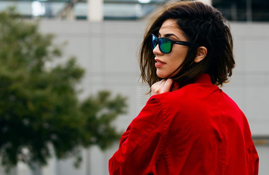 Megalässig ist dieser Style: Die Sonnenbrille passt perfekt zur Gesichtsform und zum coolen Look.
