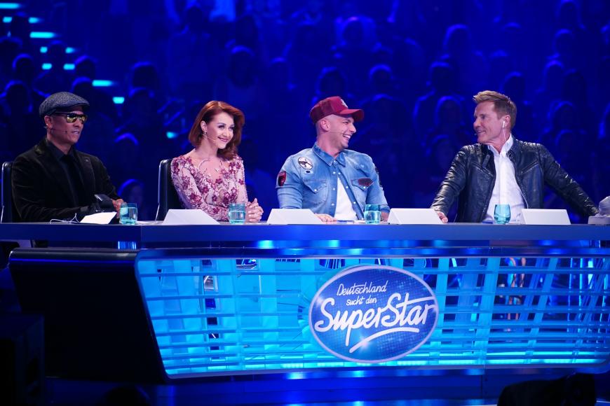 In der 16. Staffel der Casting-Show sucht Pop-Titan Dieter Bohlen (r.), gemeinsam mit den diesjährigen Jury-Mitgliedern Xavier Naidoo (l.), Tänzerin Oana Nechiti und Pietro Lombardi, auch 2019 wieder nach Gesangstalenten in ganz Deutschland.