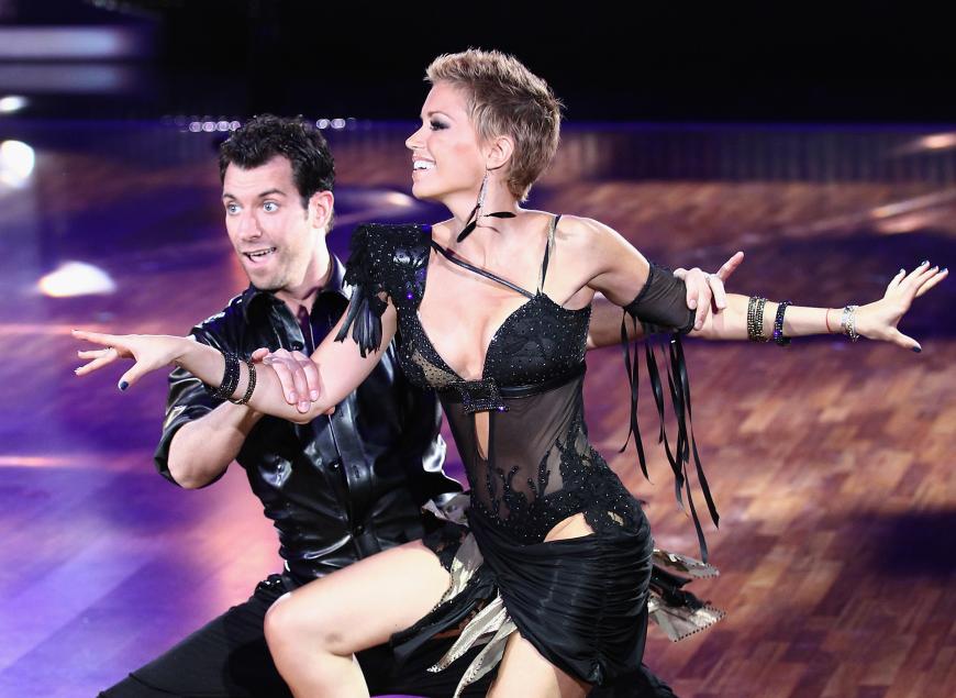 Auch Sylvie Meis gehört zu den außergewöhnlichsten Kandidatinnen von “Let's Dance“. Kurz vor der Show beendete die Moderatorin ihre Chemotherapie, die sie aufgrund einer Brustkrebserkrankung über sich ergehen lassen musste. In der Tanz-Show zeigte sich die Niederländerin zum ersten Mal ohne Perücke und machte so vielen Betroffenen Mut.