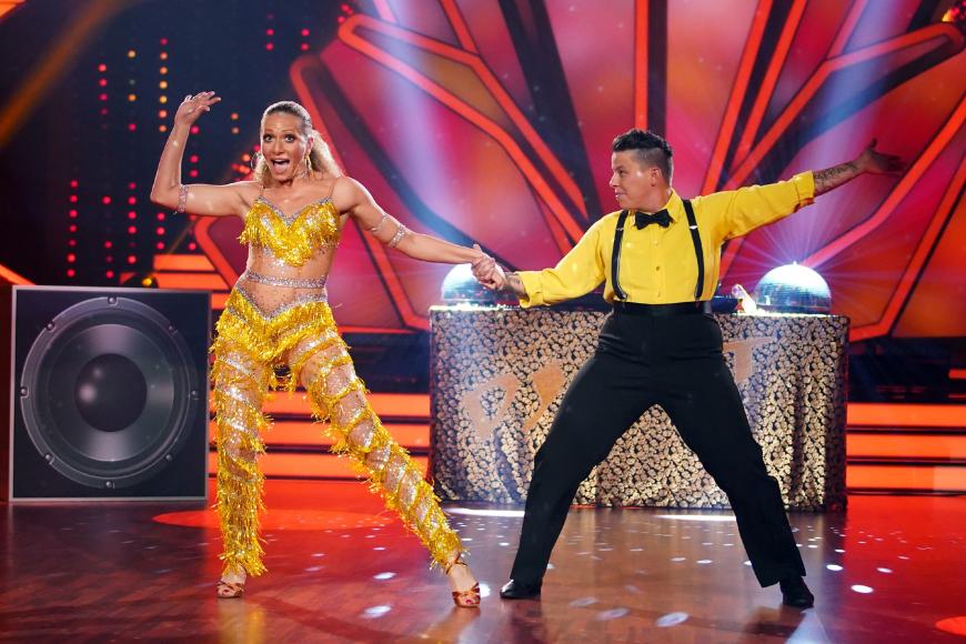 Das gab es bisher noch nie bei “Let's Dance“: 2019 tanzten zum ersten Mal zwei Frauen miteinander. Die lesbische Sängerin Kerstin Ott übernahm dabei den männlichen Part. „Für mich wäre es merkwürdig, mit einem Mann zu tanzen“, erklärte die „Die immer lacht“-Interpretin.