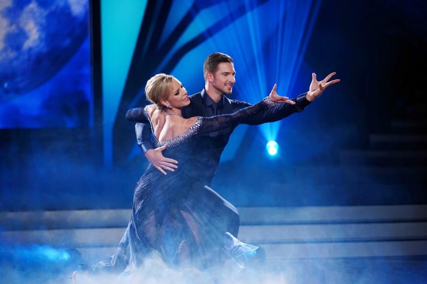 In der 12. Staffel von “Let's Dance“ erobert er alle Herzen: Benjamin Piwko. Obwohl der Kampfkünstler und Schauspieler gehörlos ist, schafft er es auf dem Parkett eine gute Figur zu machen. Da er weder Takt noch Musik hören kann, lenkt ihn Tanzpartnerin Isabel Edvardsson durch Körpersprache und Augenkontakt.