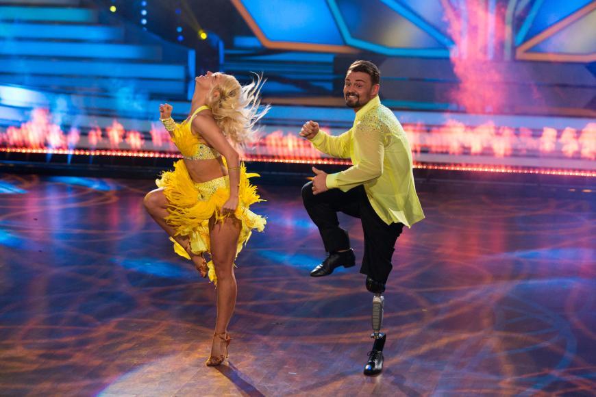 Auch Heinrich Popow gehört definitiv in die Liste der ungewöhnlichsten “Let's Dance“-Kandidaten. Dem Sportler wurde mit neun Jahren nach einer Erkrankung sein linkes Bein amputiert. Wie gut man trotz Prothese tanzen kann, stellte er eindrucksvoll mit seiner Tanzpartnerin Kathrin Menzinger unter Beweis. In der 10. Staffel belegten sie Platz 6.