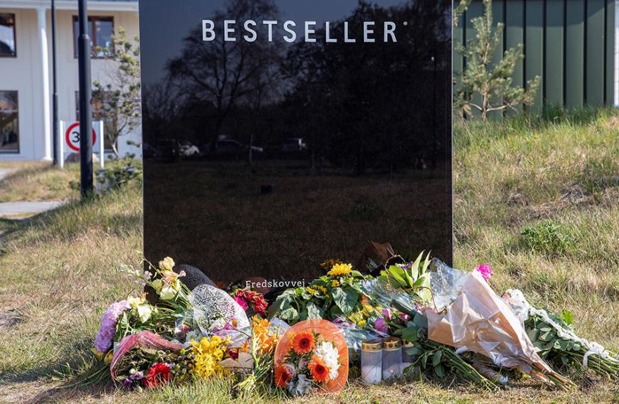 Vor der Firmenzentrale in Dänemark wurden Blumen abgelegt.