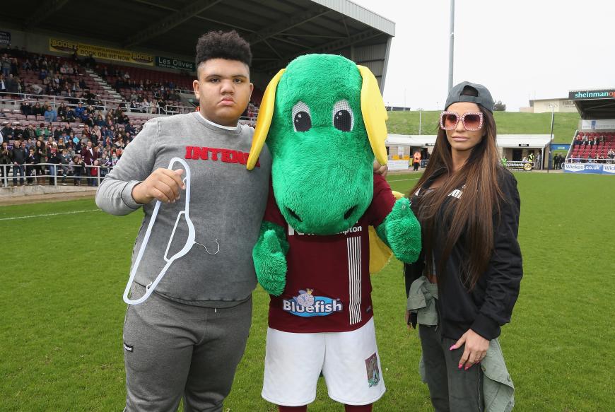 2002 wurde Katie Price Mutter von Sohn Harvey. Vater ist der Fußballspieler Dwight Yorke, der sich aber nie um sein behindertes Kind gekümmert hat.