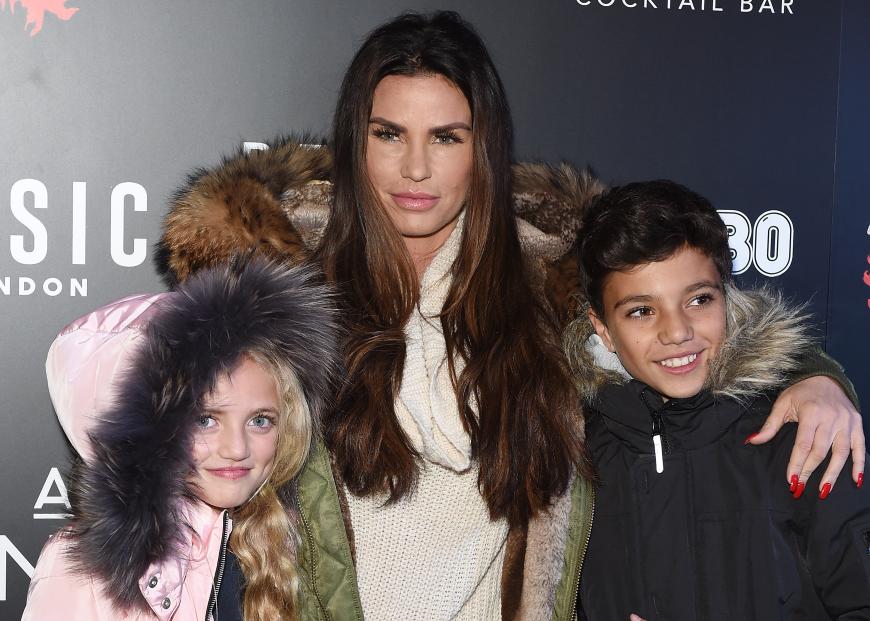Insgesamt hat Katie Price heute fünf Kinder. Mit ihrem Ex-Mann Peter André bekam sie Princess Tiaamii und Junior.