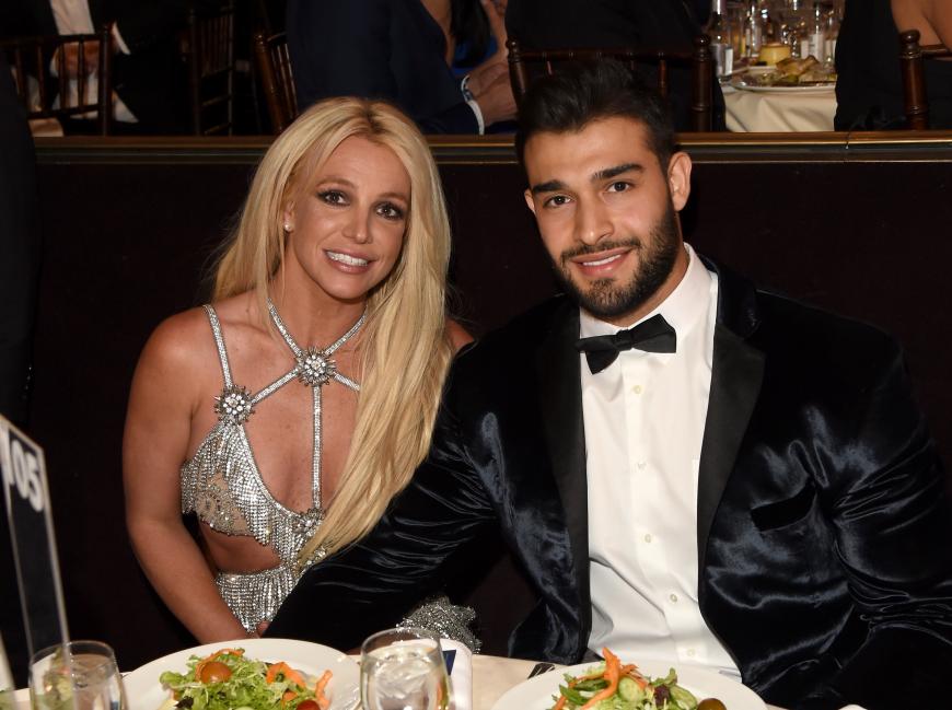 Mit ihrem Freund Sam Asghari wurde die Sängerin vor einem 5-Sterne-Hotel in Beverly Hills von Paparazzi abgelichtet.