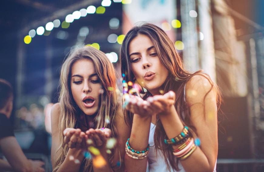 Seit dem Coachella ist die Festival-Saison offiziell eröffnet. Damit du das Party-Wochenende über topgestylt bist, verraten wir dir, welche Beauty-Produkte du auf jeden Fall mitnehmen solltest. 