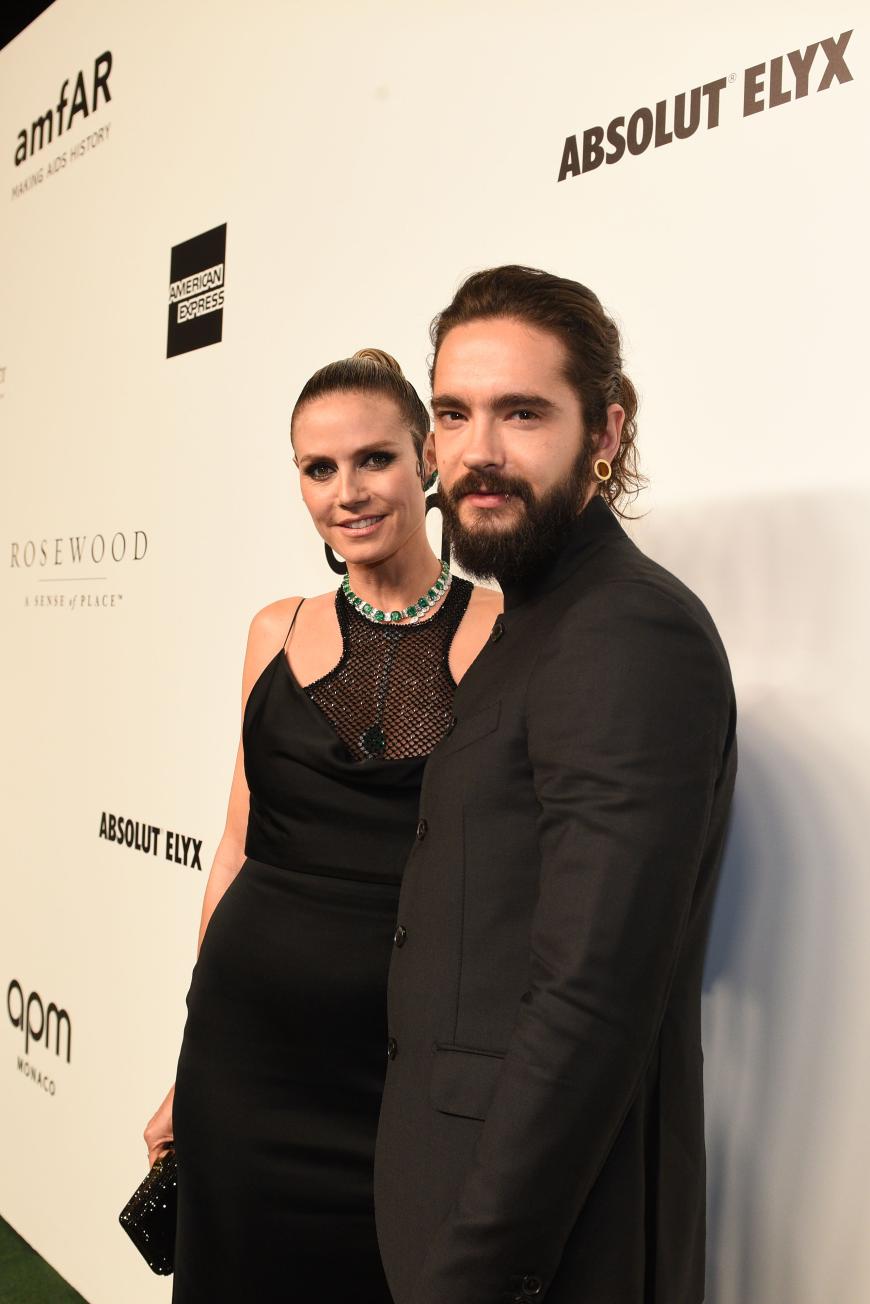 Und auch die amfAR-Gala in Hong Kong lässt das verliebte Paar nicht aus. Heidi und Tom präsentieren sich ihren Fans hier im Partnerlook und legen ganz in schwarz einen glamourösen Auftritt im Doppelpack hin.