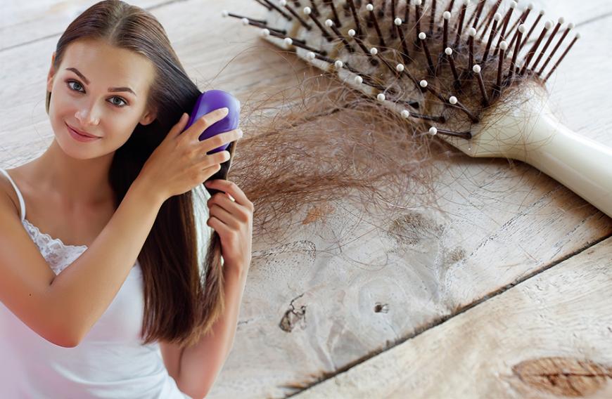 Du hast dir gerade die Haare gekämmt und ziehst direkt einen ganzen Büschel Haare mit heraus? Schluss damit! Diese Tipps stoppen den Haarverlust. 