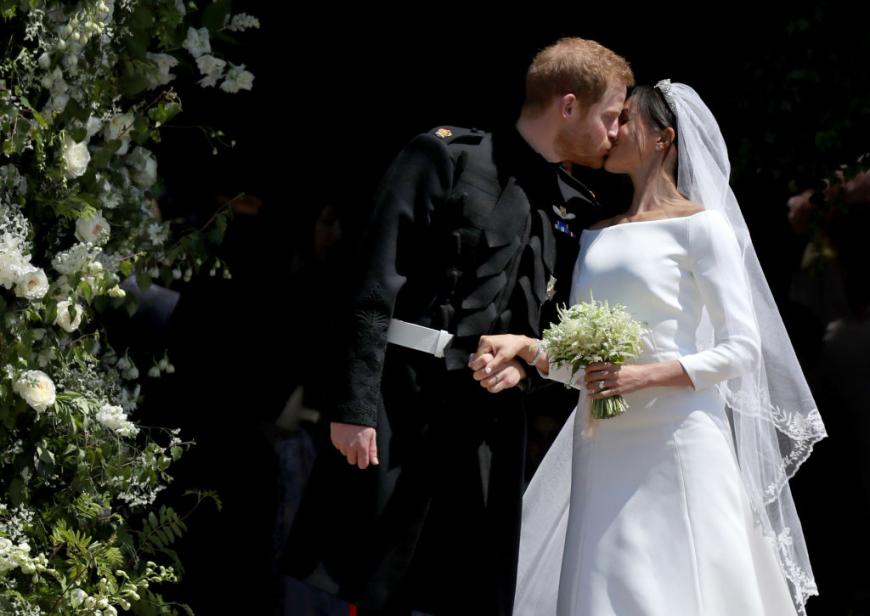 Am 19. Mai 2018 sagen Harry und Meghan JA! Und da war er, der Moment auf den alle gewartet haben! Der Prinz und die Herzogin geben sich ihren ersten Kuss als frisch vermähltes Ehepaar. Die allerschönsten Bilder der royalen Traumhochzeit gibt es hier.