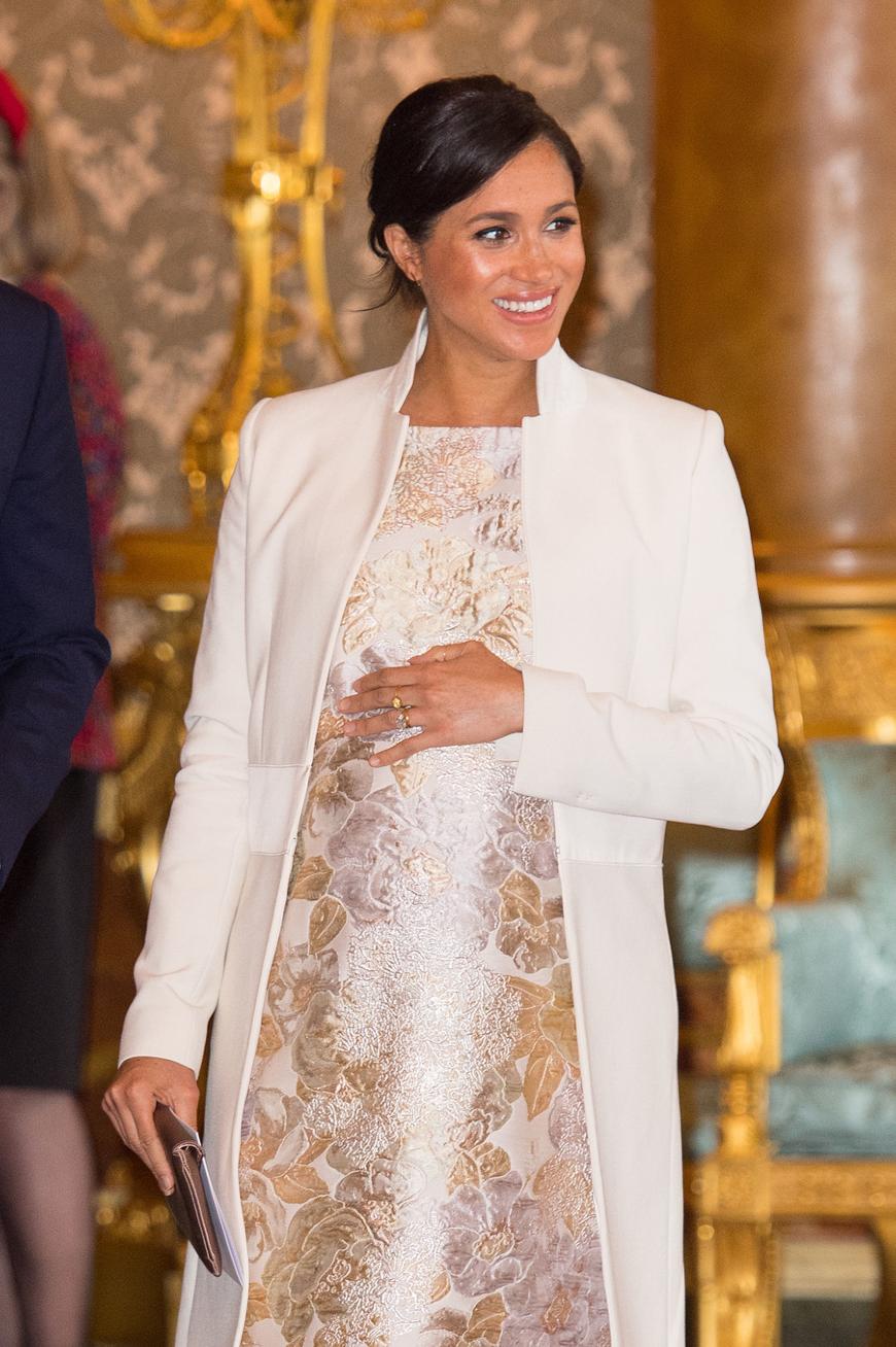 Kurz vor der Geburt explodierte die Gerüchteküche um Baby Sussex. Meghans Freundin Serena Williams verplapperte sich, so dass viele glaubten, Harry und Meghan erwarten ein Mädchen. Diverse Schlagzeilen machten die Runde. Werden es doch Zwillinge? Wird die Kleine Diana heißen? Kommt sie bei einer Hausgeburt auf die Welt? Fakt ist nur, dass die werdenden Eltern offenbar vieles anders machen werden mit ihrem Nachwuchs - und die Baby-News erst mit der Welt teilen wollen, wenn sie die Geburt selbst in ihrer kleinen Familie gefeiert haben.