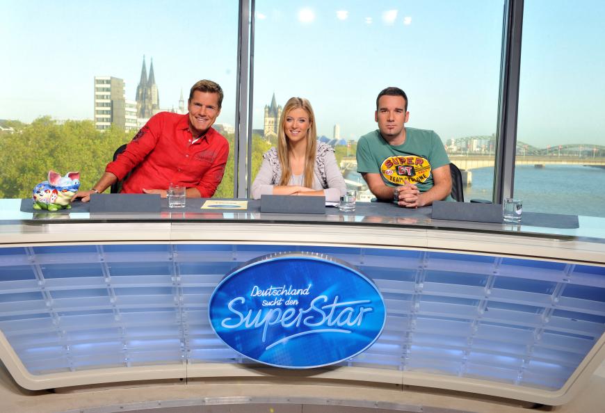 Das gab es zuletzt vor zehn Jahren! In Staffel 6 und 7 (2009/2010) änderte sich die Jury aus Dieter Bohlen, Nina Eichinger und Volker Neumüller nicht.