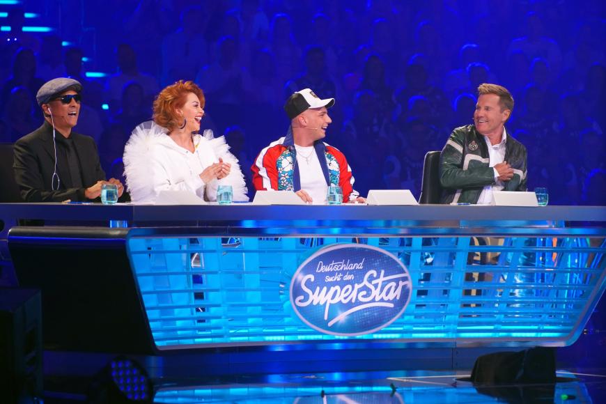 Diese Neuigkeit überraschte im Halbfinale alle Fans! Dieter Bohlen (r.) verkündete, dass die Jury aus Xavier Naidoo (l.), Oana Nechiti und Pietro Lombardi exakt in dieser Besetzung auch im nächsten Jahr bestehen bleibt.