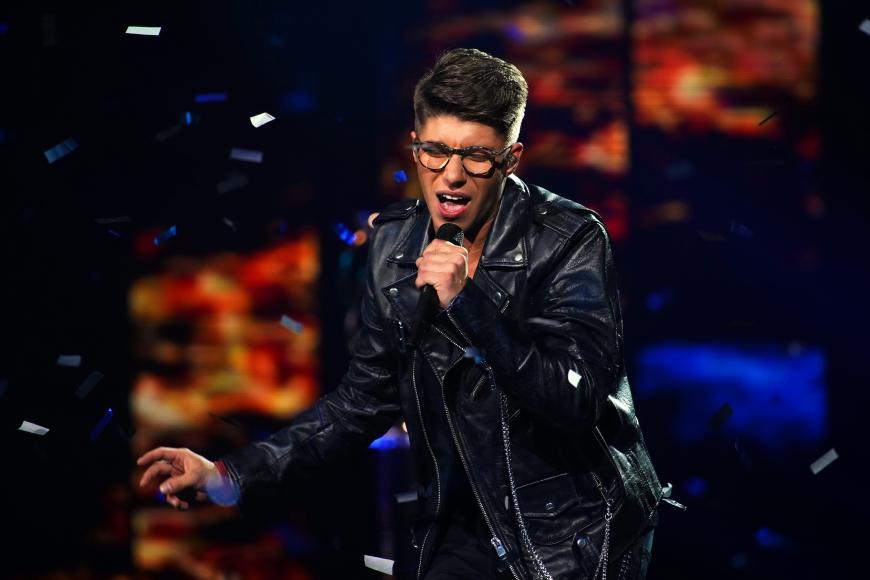 Neben seinem Finalsong “The River“ überzeugte der 20-Jährige im Finale die Jury sowie Publikum und Zuschauer mit